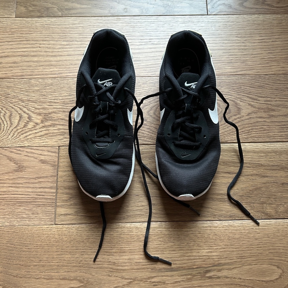 Nike running shoes black and white